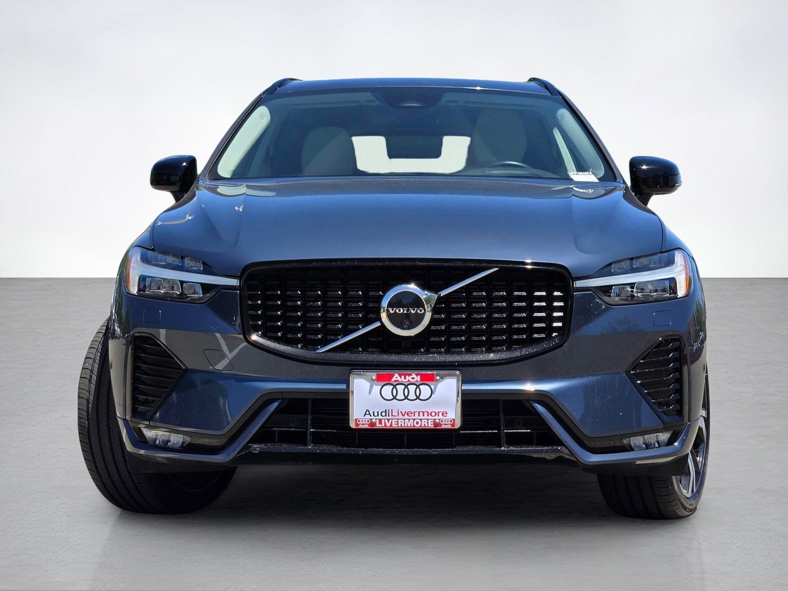 Used 2023 Volvo XC60 B5 Ultimate w/ Climate Package FWD image 2