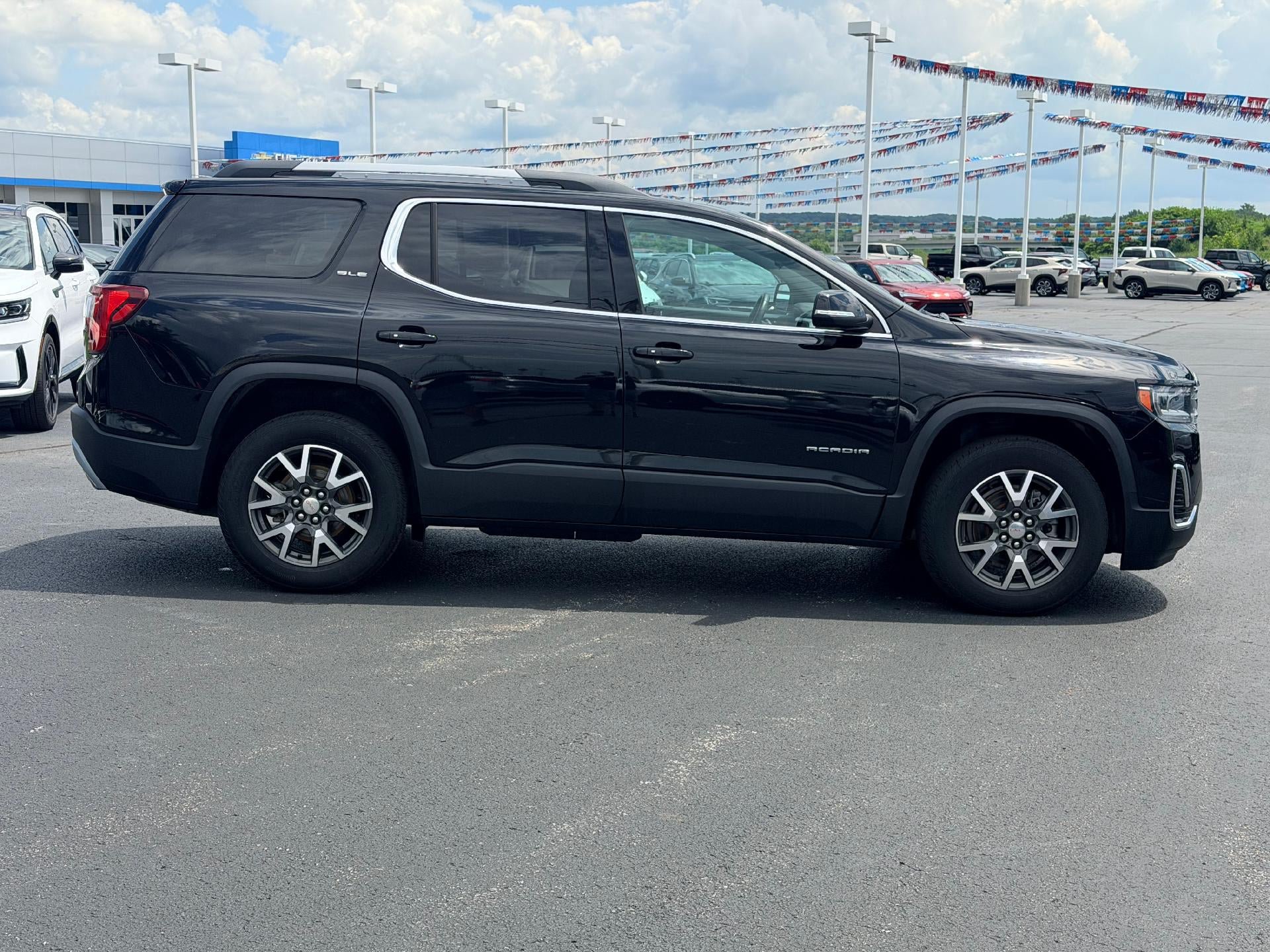 Used 2021 GMC Acadia SLE w/ Driver Convenience Package FWD image 4