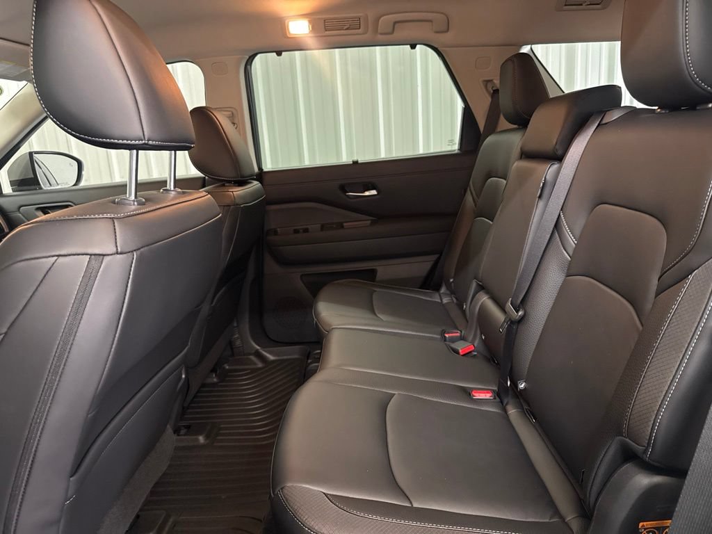 Used 2025 Nissan Pathfinder SL w/ Black Appearance Package FWD image 14