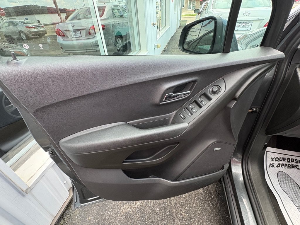 Used 2019 Chevrolet Trax LT w/ Sun & Sound Package FWD image 7