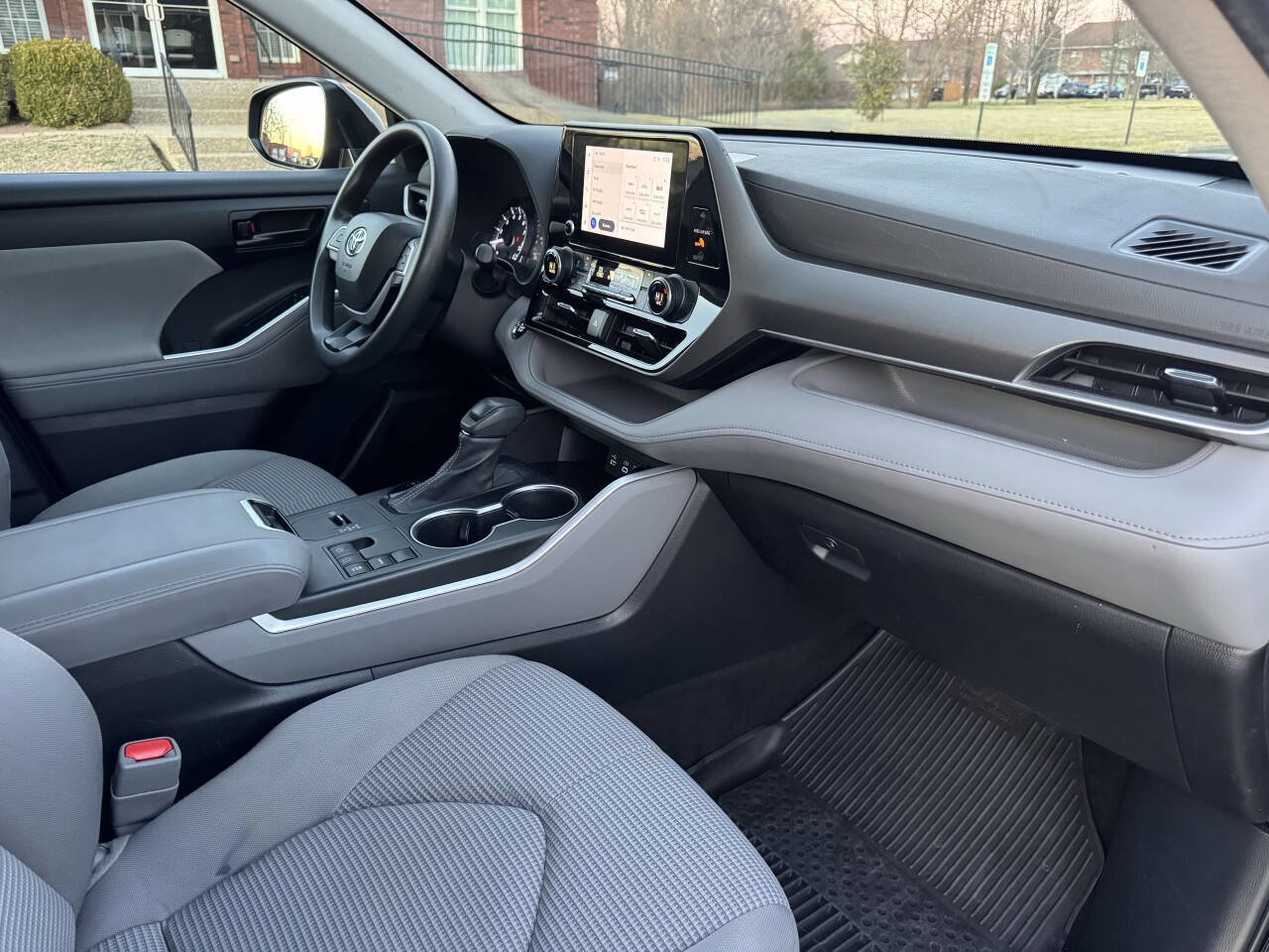 Used 2023 Toyota Highlander L image 30