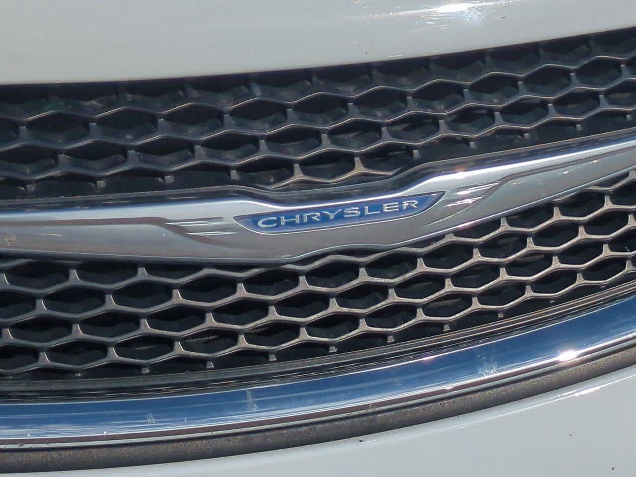 Used 2017 Chrysler Pacifica Touring-L FWD image 11