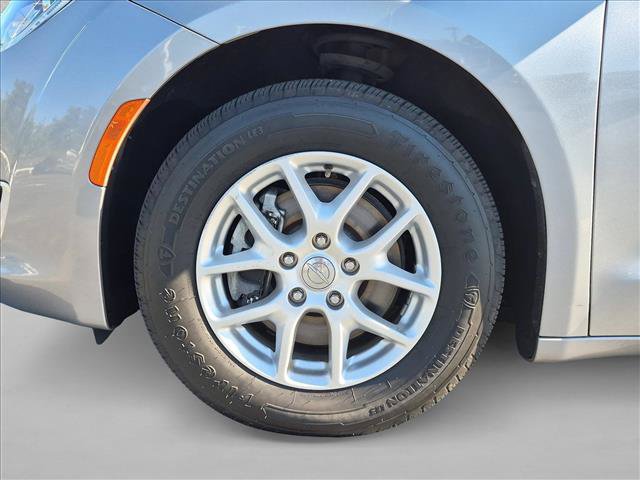 Used 2020 Chrysler Pacifica Touring-L FWD image 24
