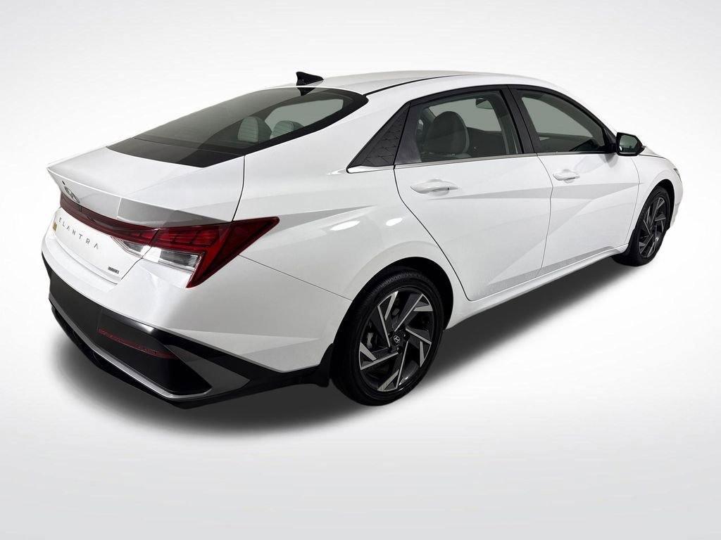 Used 2025 Hyundai Elantra Limited FWD image 3