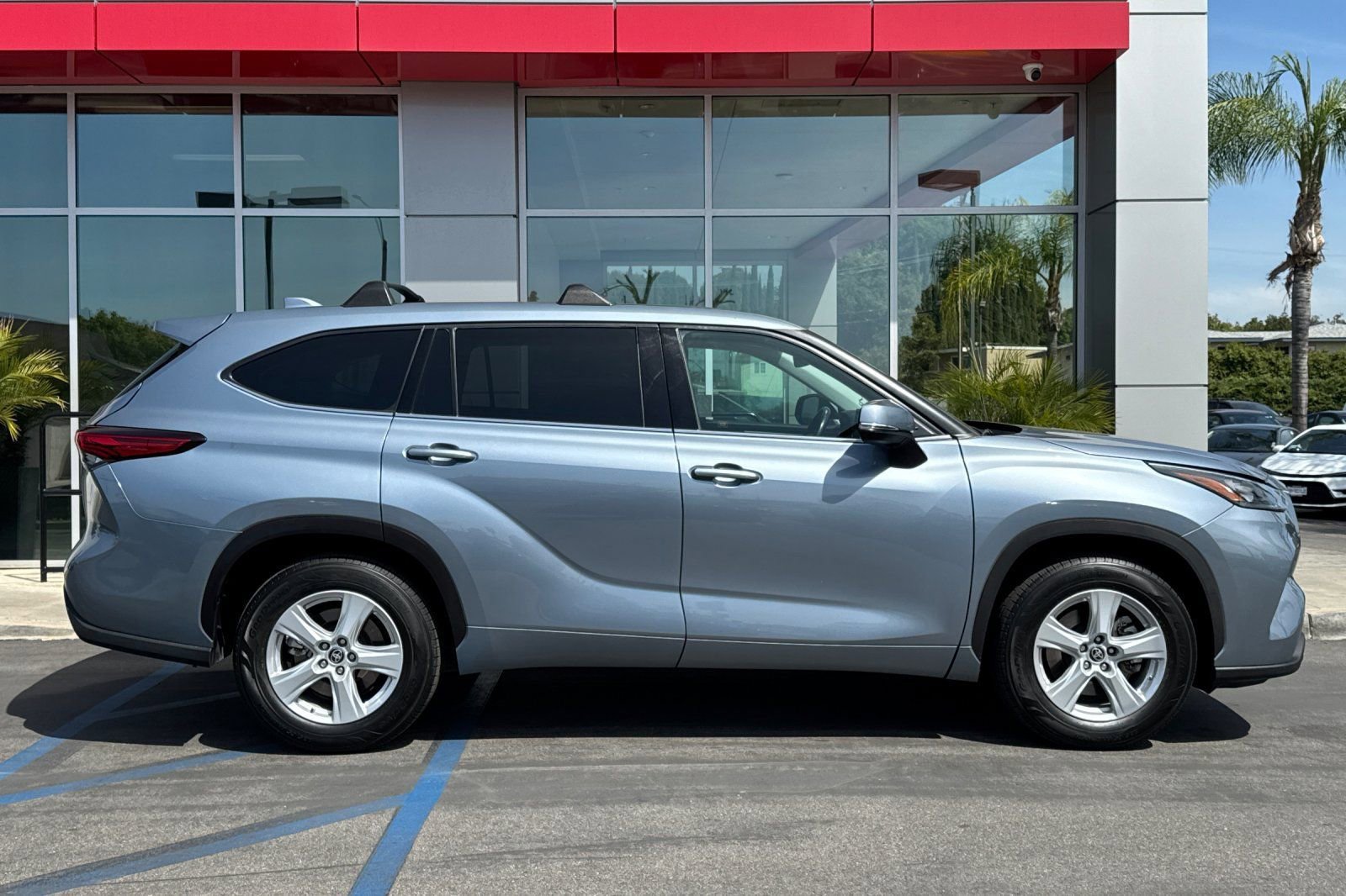 Certified 2020 Toyota Highlander LE image 4