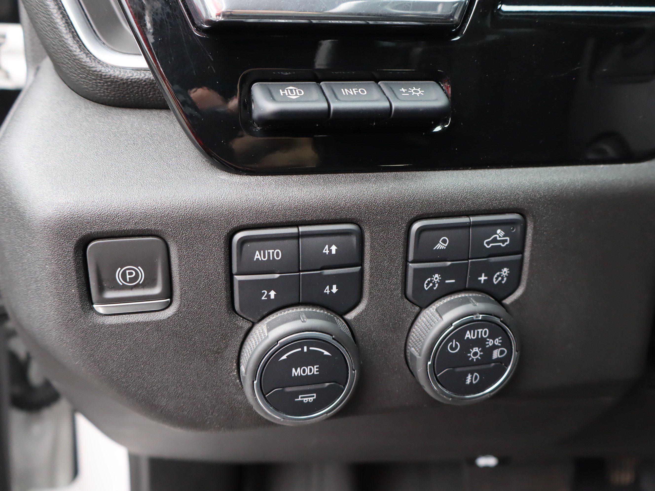 Used 2023 Chevrolet Silverado 1500 High Country w/ High Country Premium Package AWD/4WD image 23