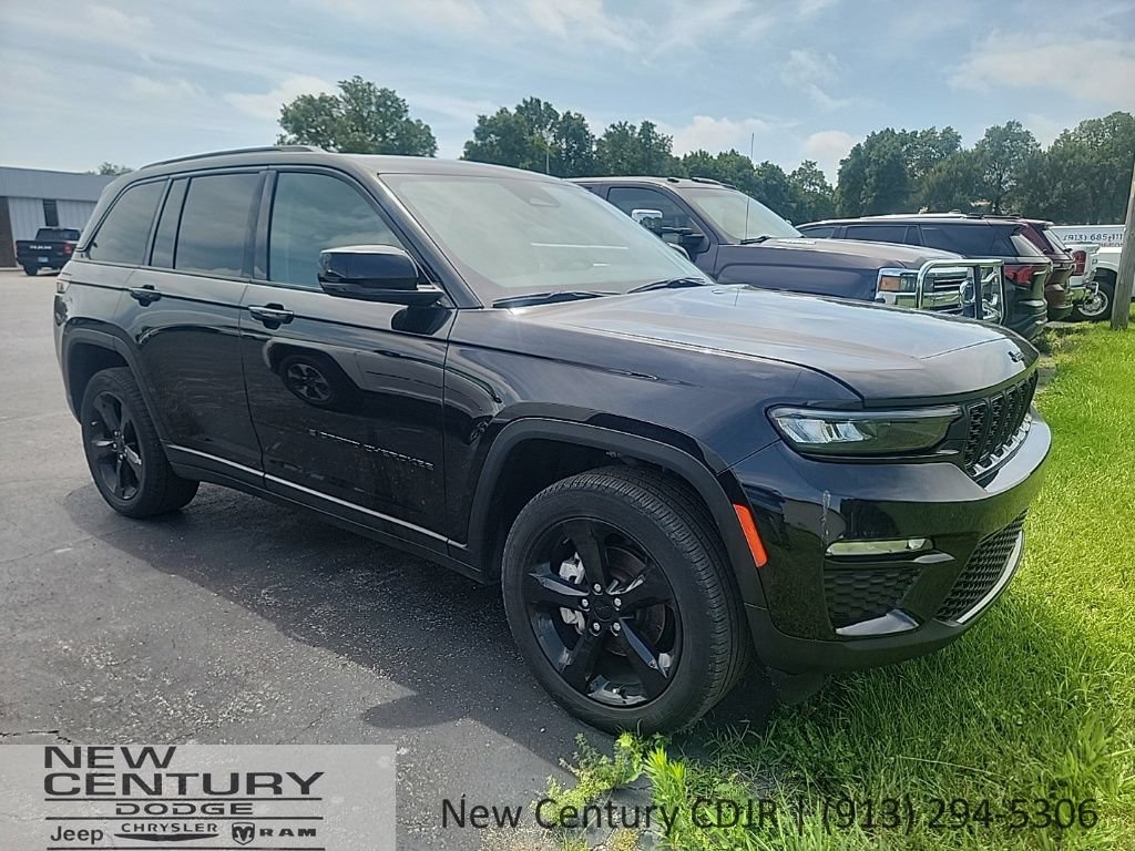 Used 2023 Jeep Grand Cherokee Altitude AWD/4WD image 3