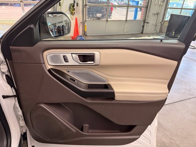 Used 2020 Ford Explorer Platinum w/ Premium Technology Package AWD/4WD image 30