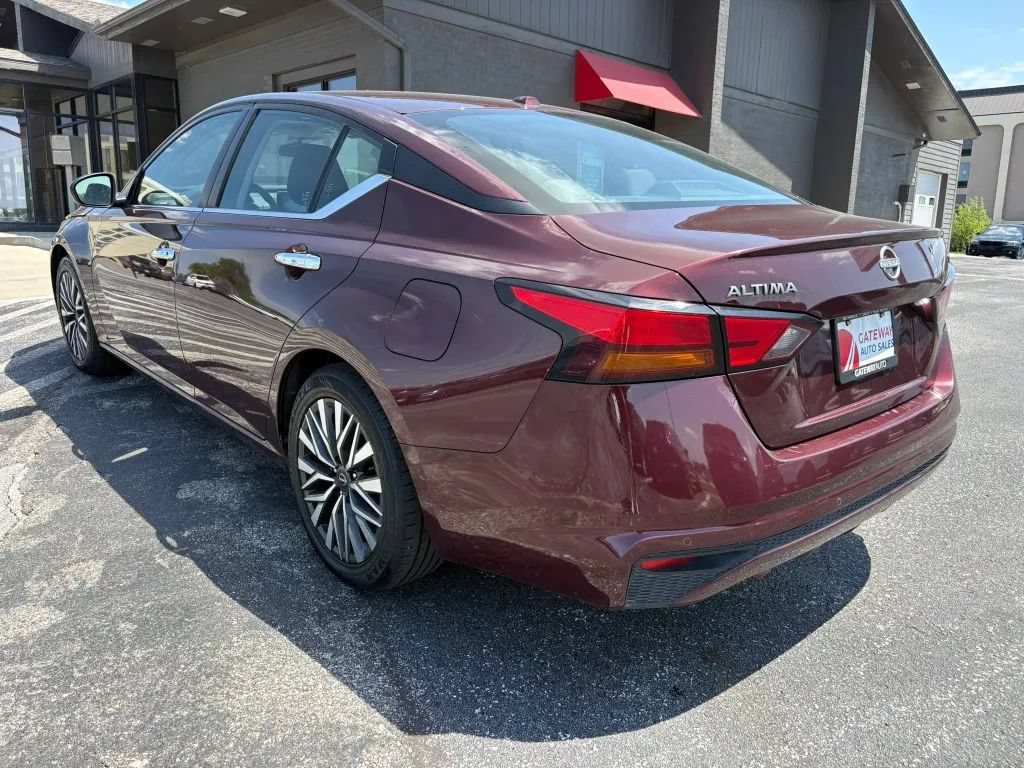 Used 2024 Nissan Altima 2.5 SV FWD image 3