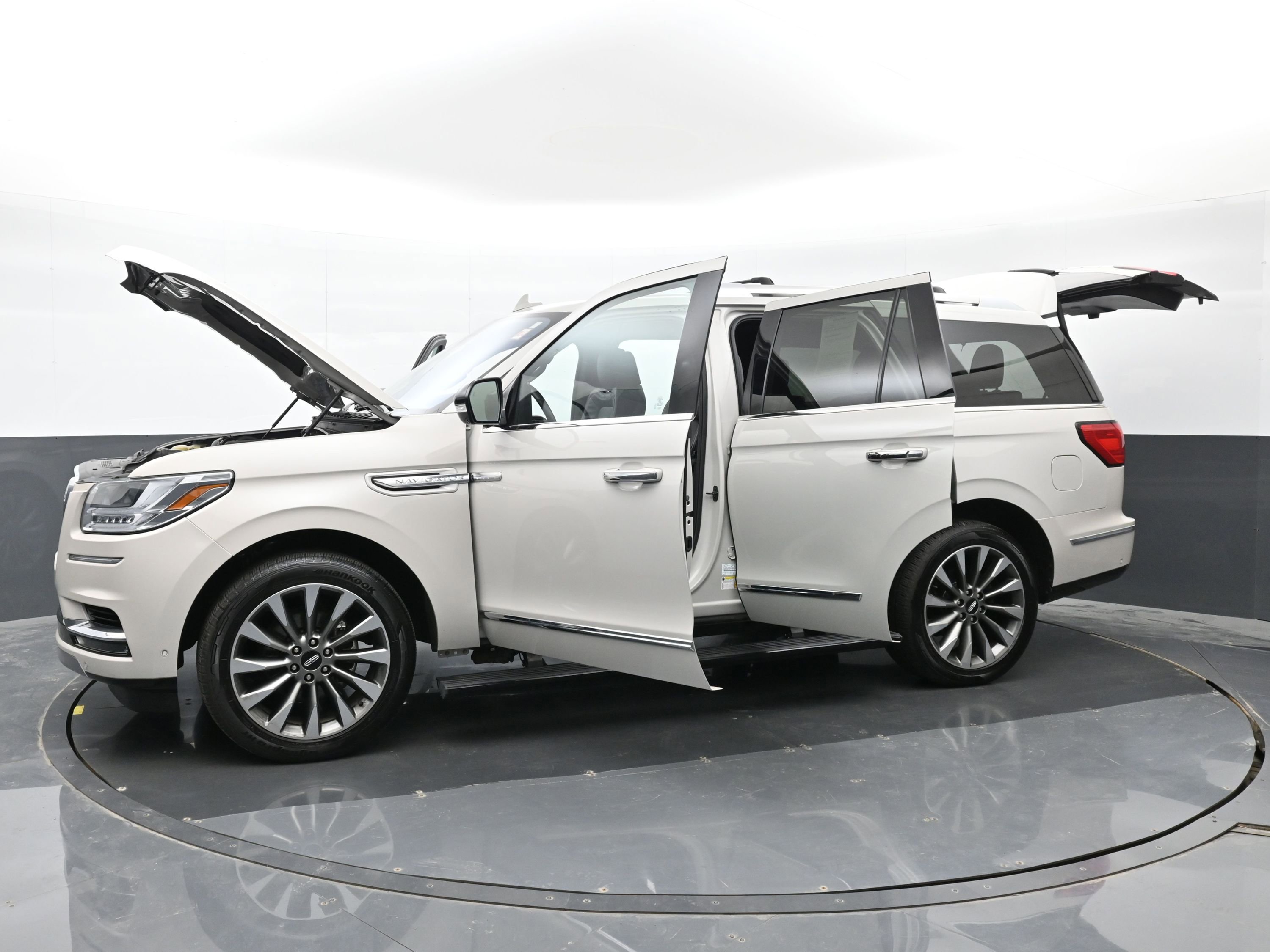 Used 2019 Lincoln Navigator Select w/ Technology Package AWD/4WD image 47