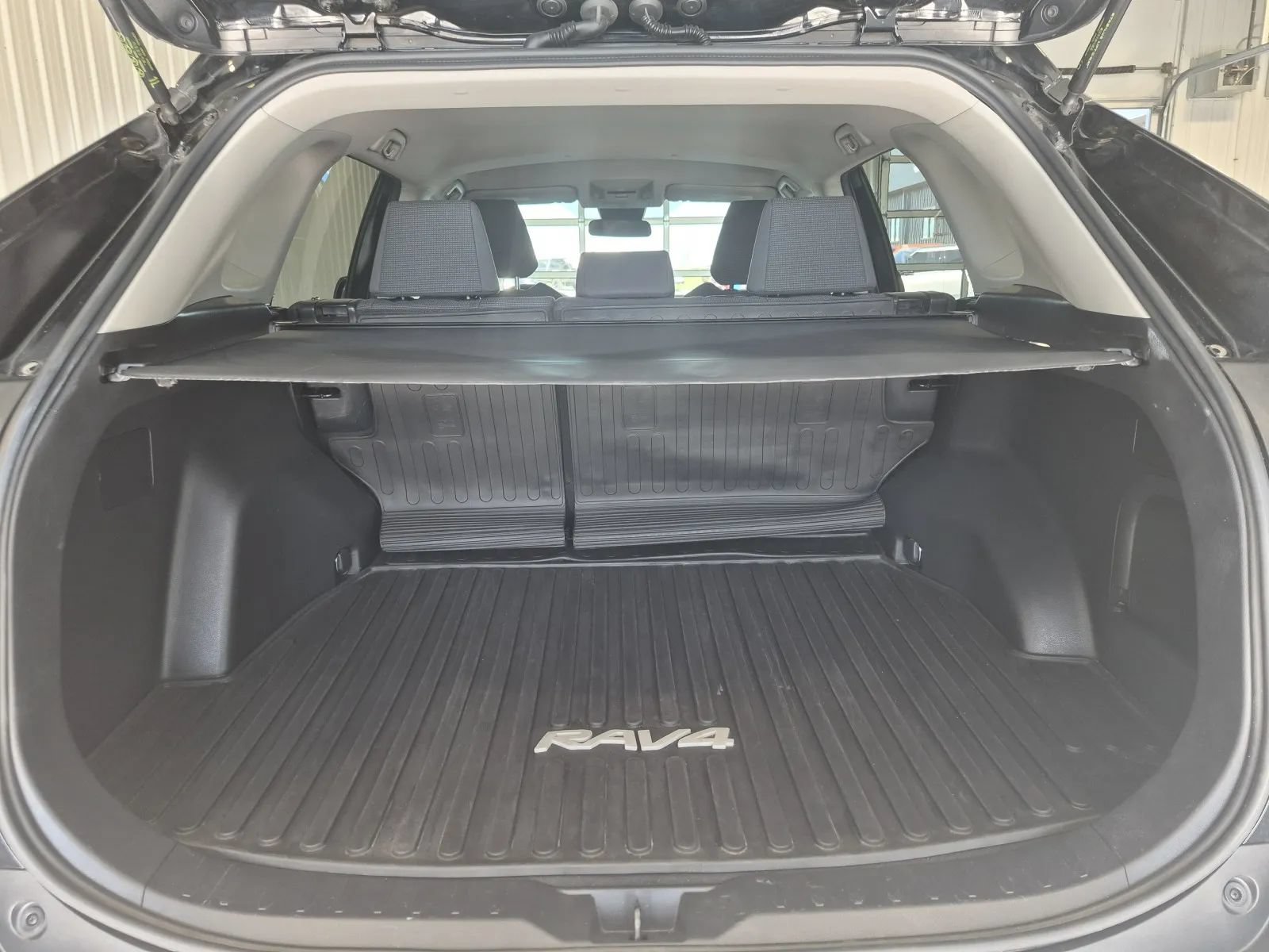 Used 2022 Toyota RAV4 LE AWD/4WD image 14