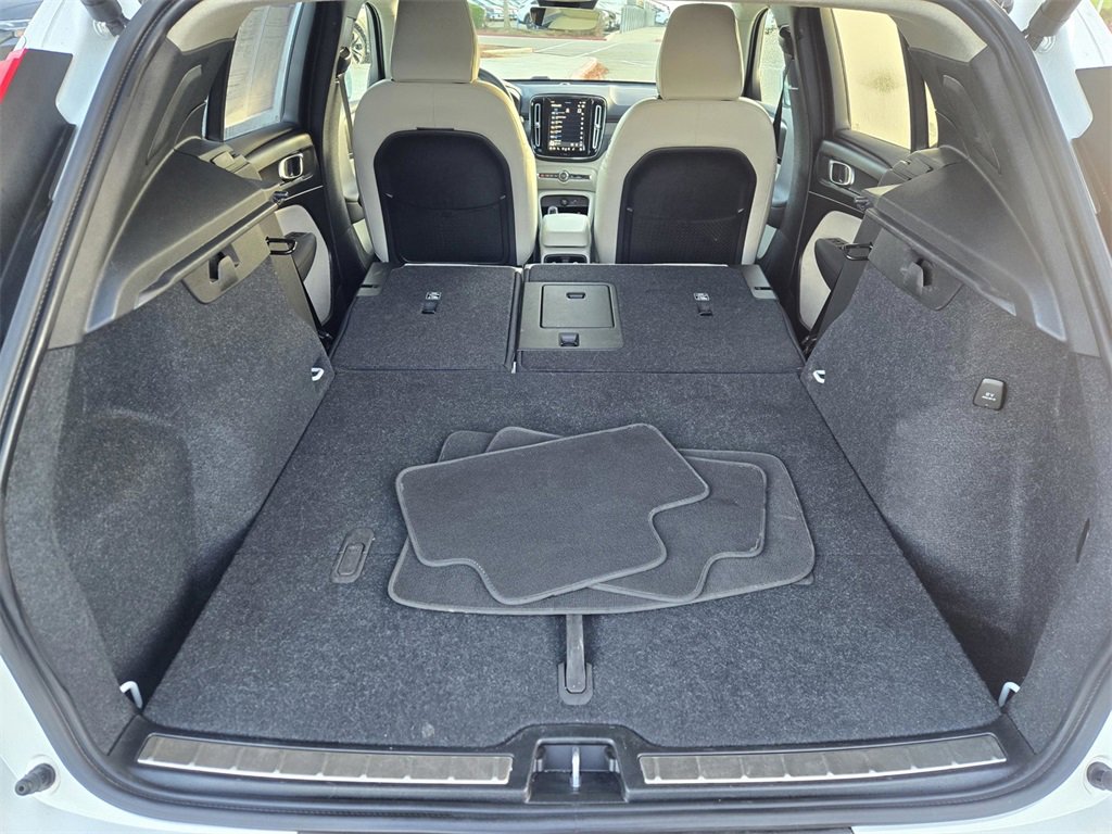 Used 2023 Volvo XC40 B5 Plus image 27