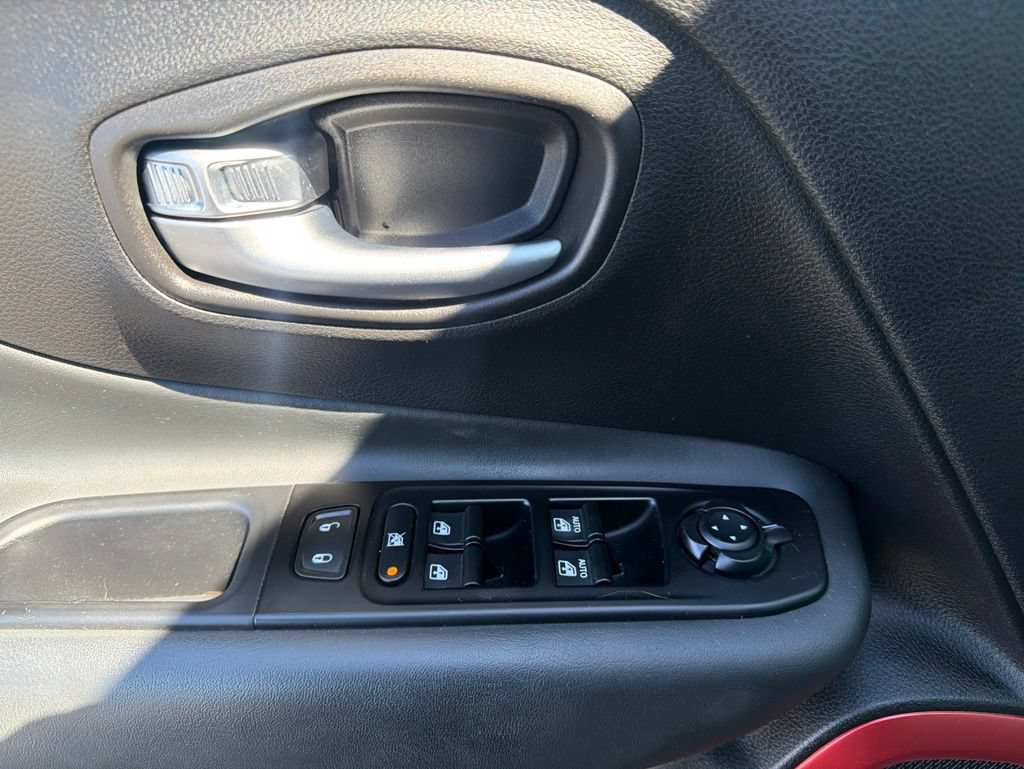 Used 2021 Jeep Renegade Trailhawk AWD/4WD image 10