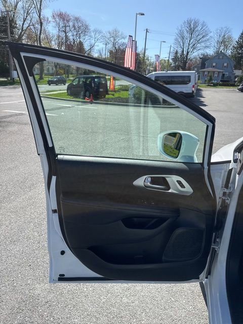 Used 2021 Chrysler Pacifica Touring-L w/ Premium & Safety Sphere Group image 15