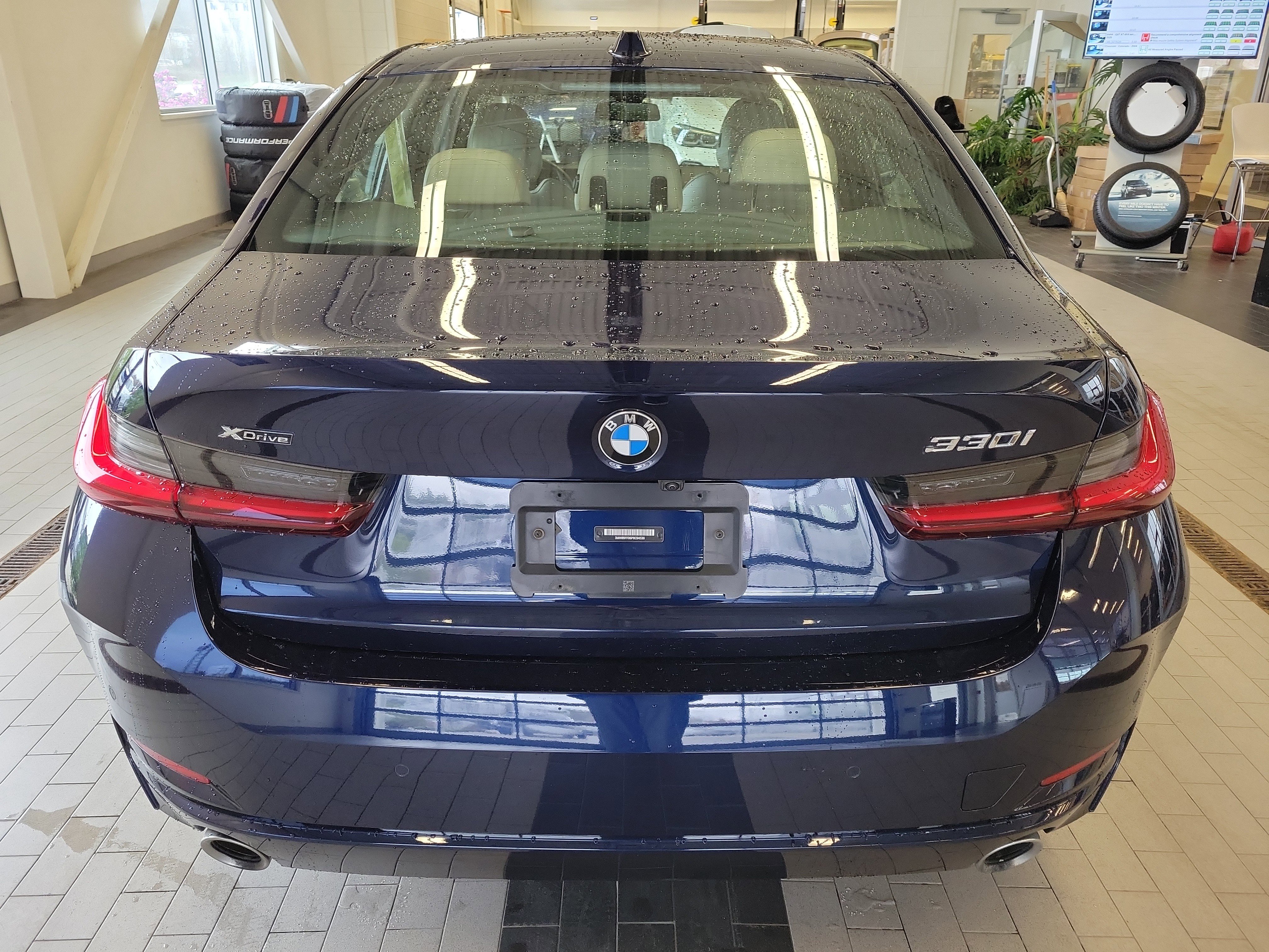 Used 2023 BMW 330i xDrive Sedan w/ Premium Package AWD/4WD image 6