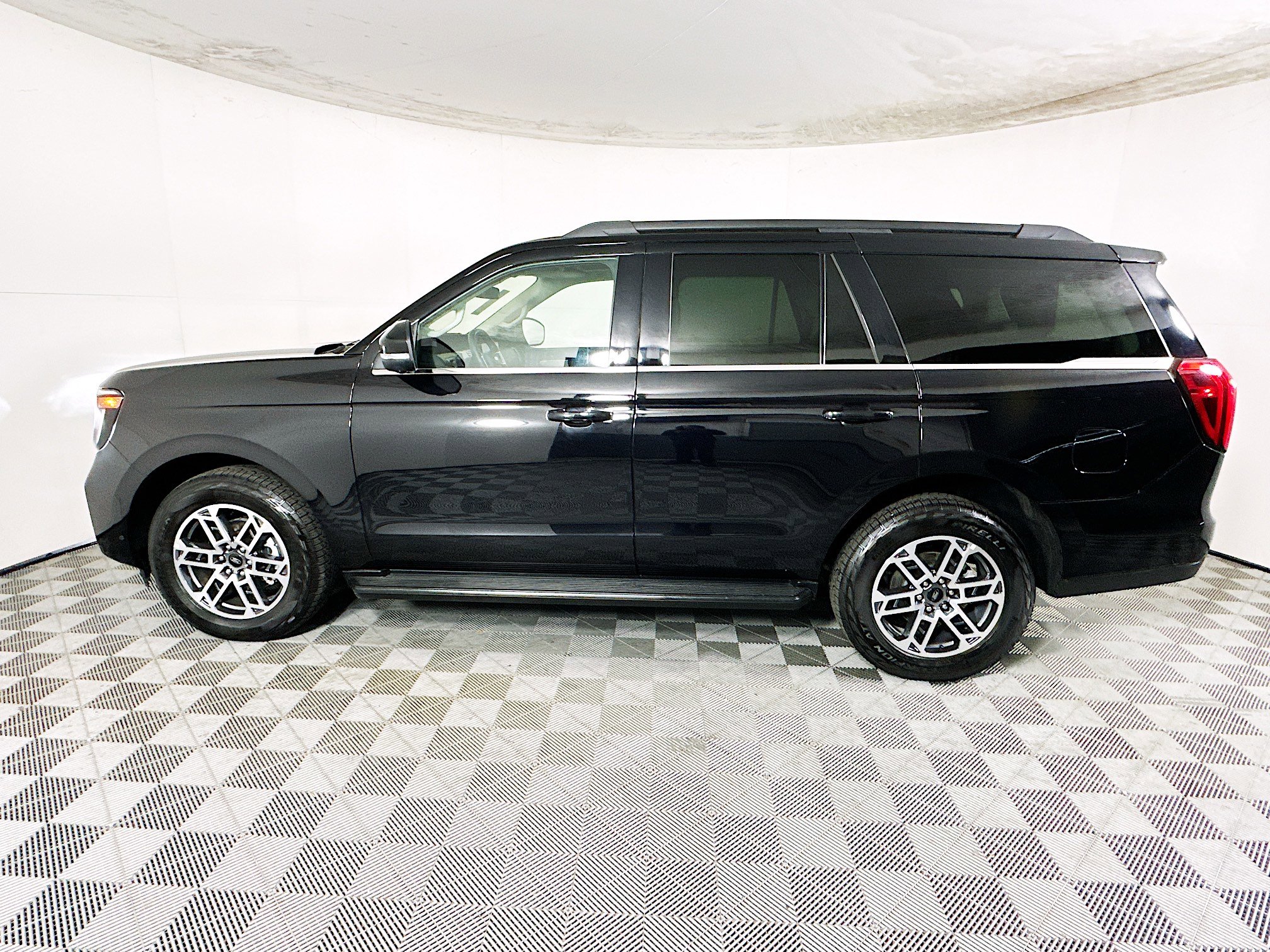 Used 2025 Ford Expedition Active image 6