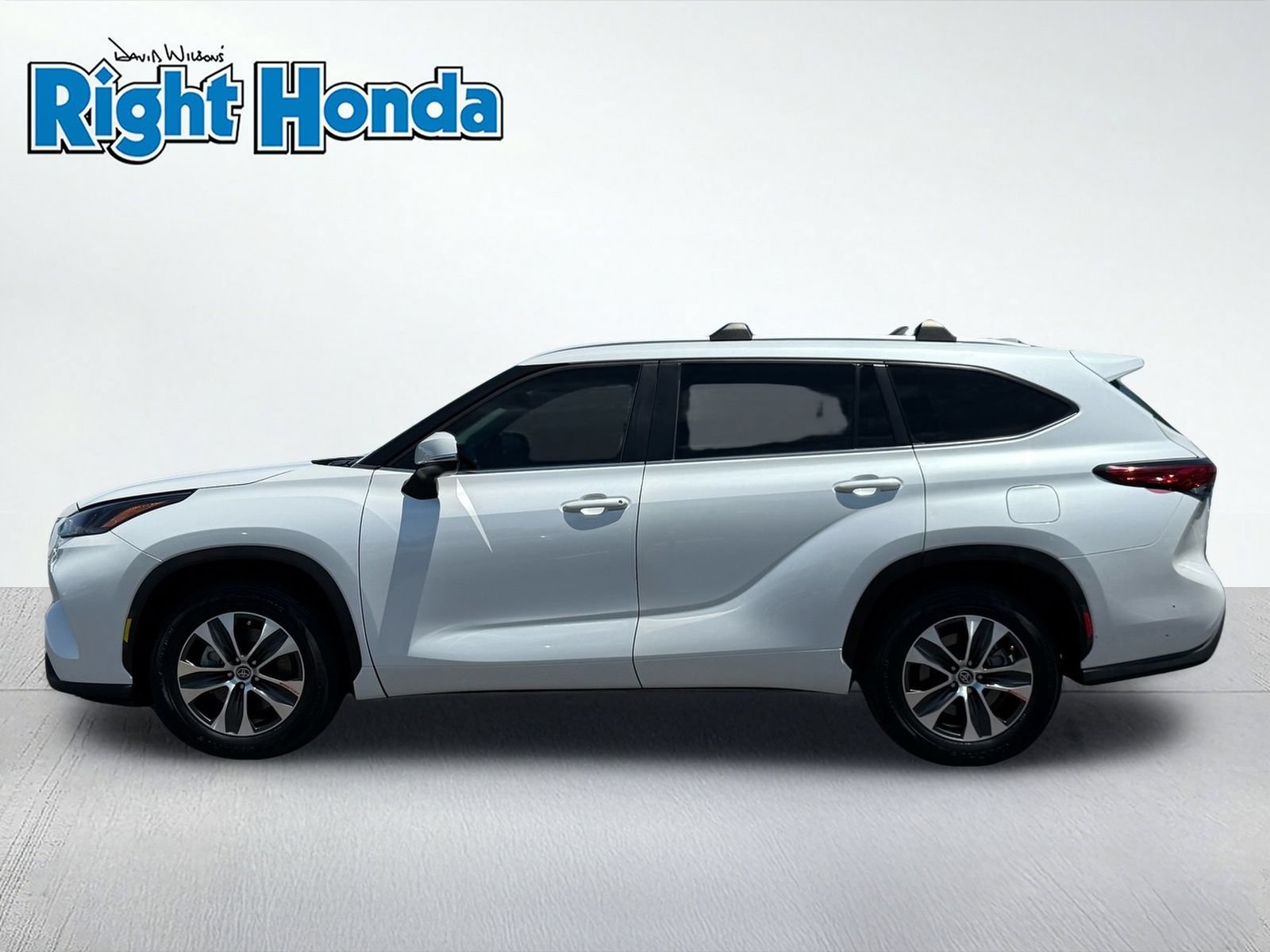 Used 2023 Toyota Highlander XLE FWD image 3