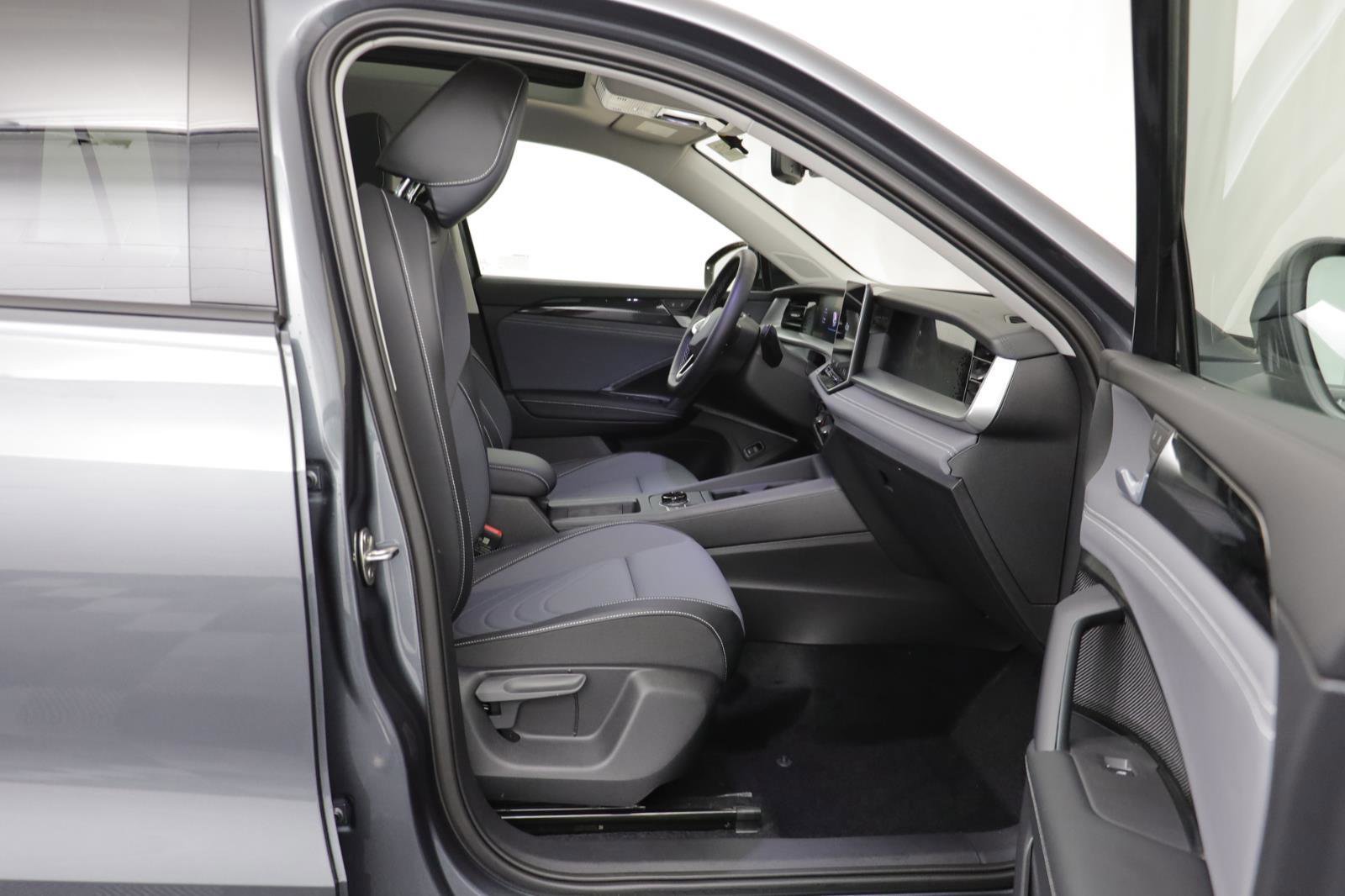 New 2026 Volkswagen Tiguan SE w/ Panoramic Sunroof Package image 18