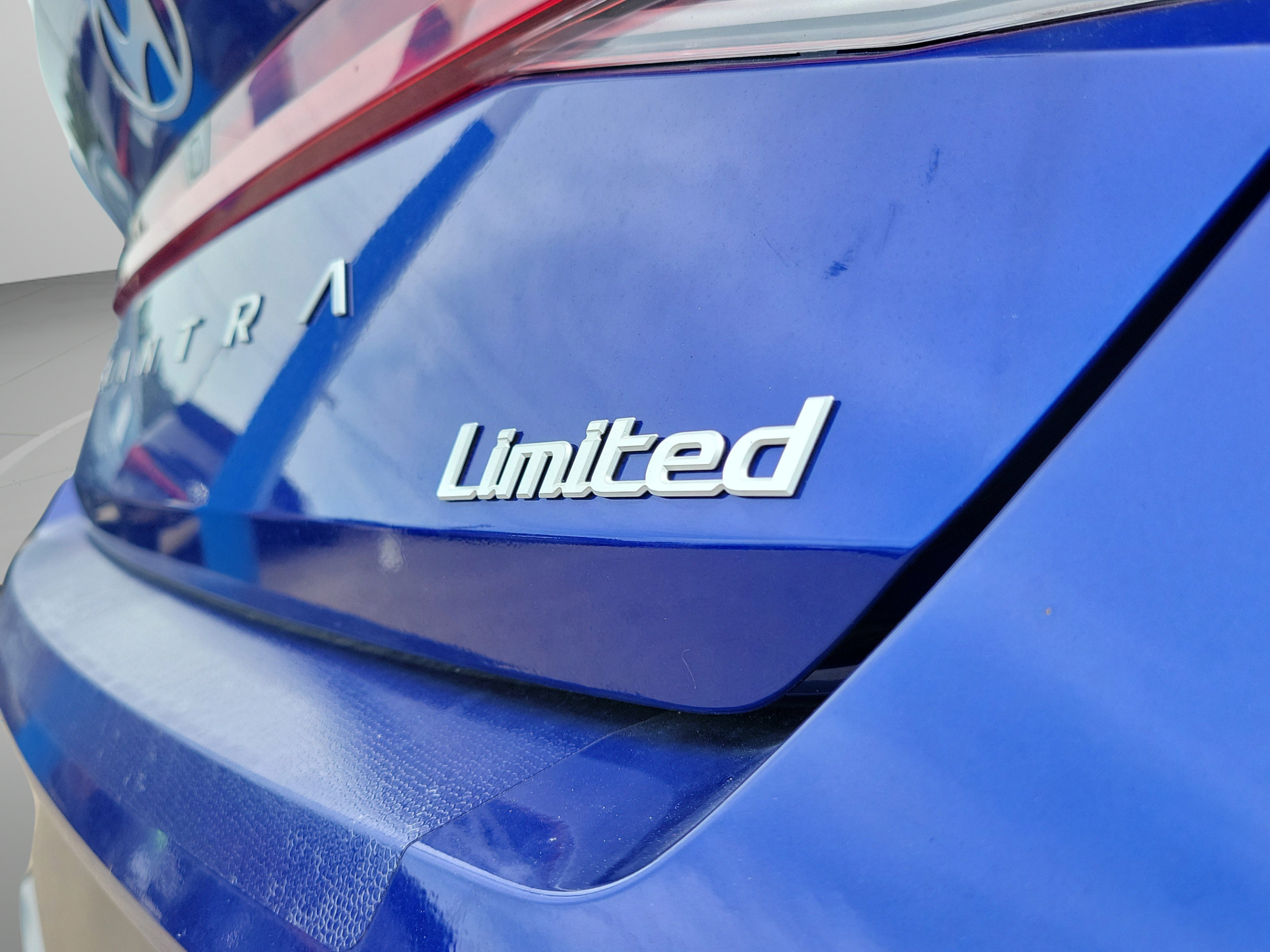 Certified 2025 Hyundai Elantra Limited FWD image 8