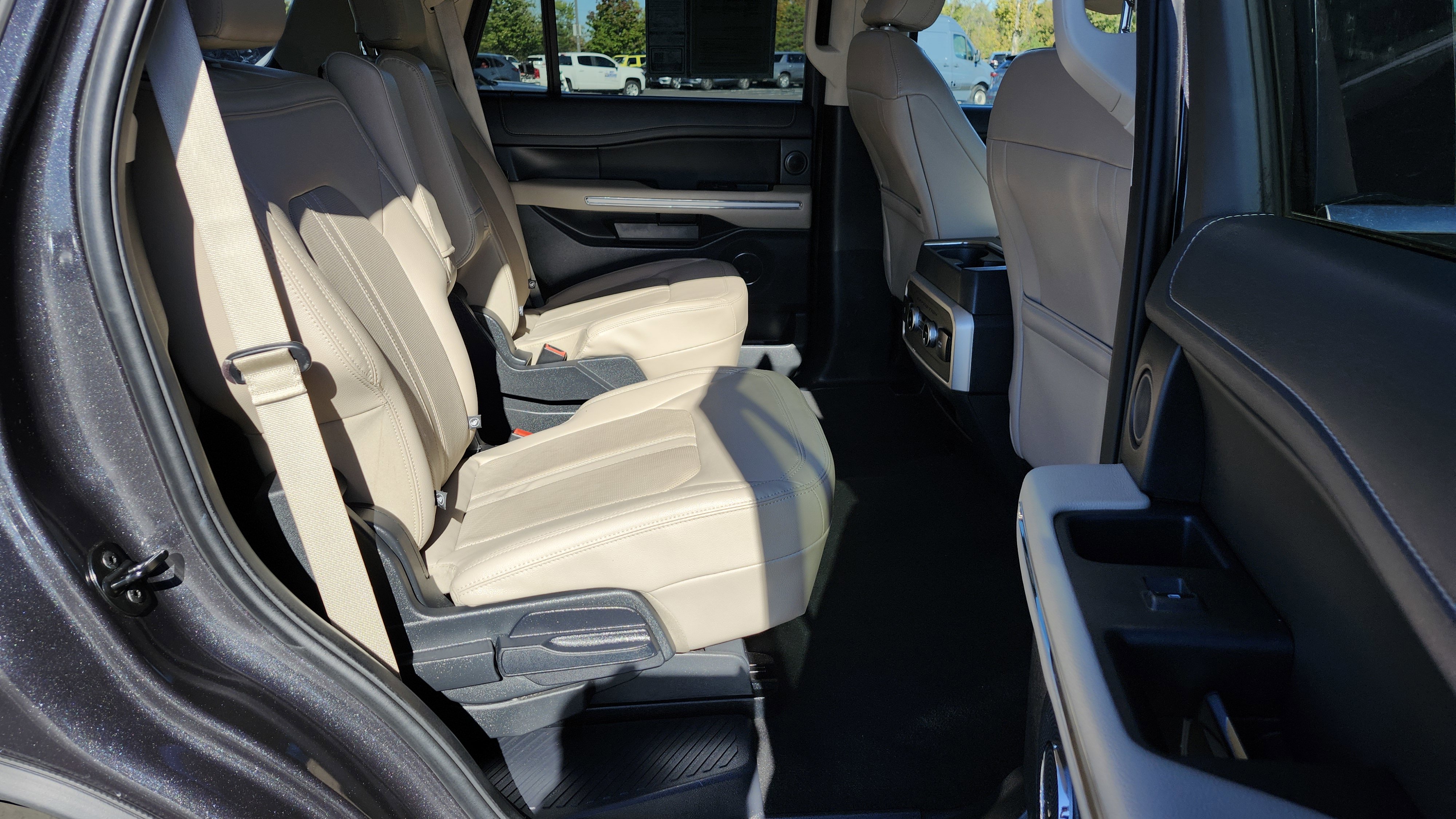 Used 2023 Ford Expedition Limited image 12
