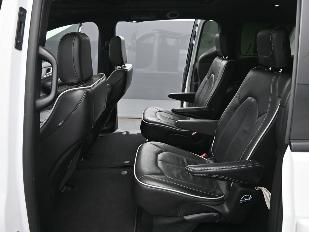 Used 2025 Chrysler Pacifica Limited image 13