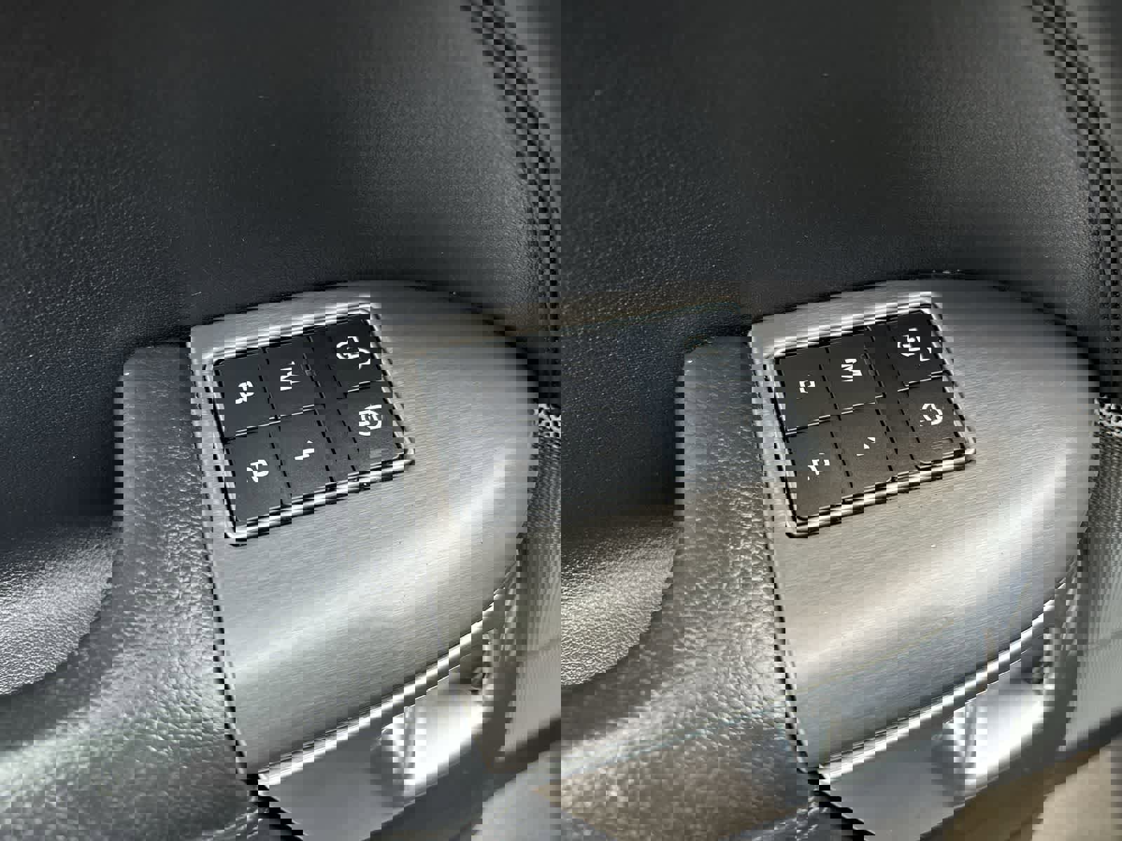 Used 2017 Land Rover Range Rover Sport SE image 9