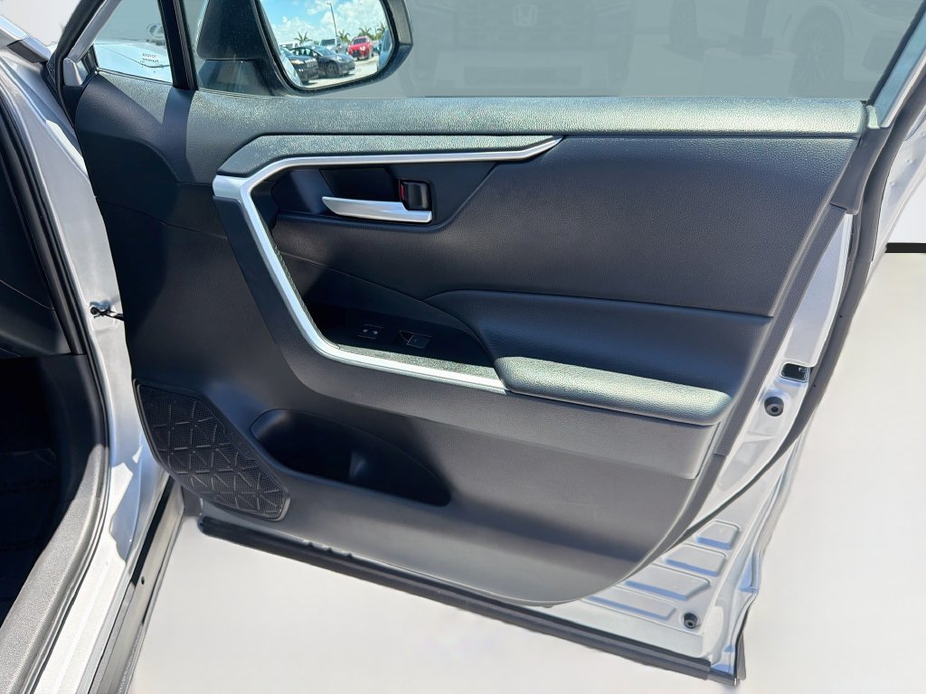 Used 2025 Toyota RAV4 XLE FWD image 33