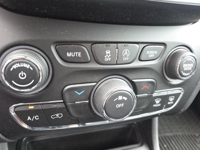 Used 2019 Jeep Cherokee Latitude Plus AWD/4WD image 3