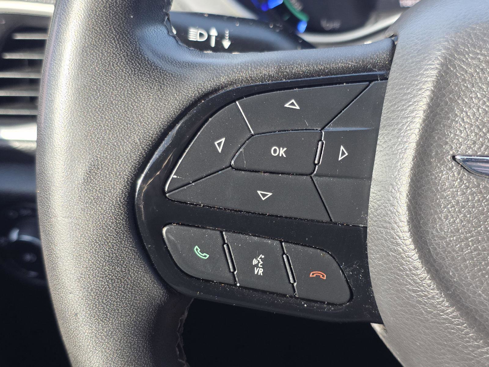 Used 2022 Chrysler Pacifica Touring-L w/ Uconnect Theater Family Group FWD image 13