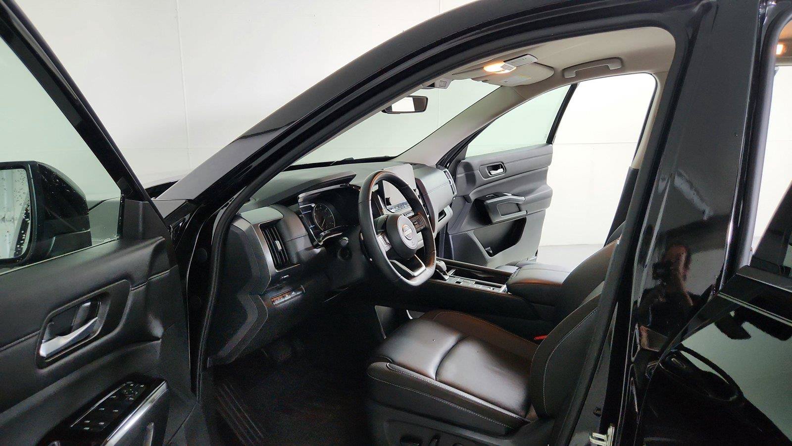 Used 2025 Nissan Pathfinder SL FWD image 16