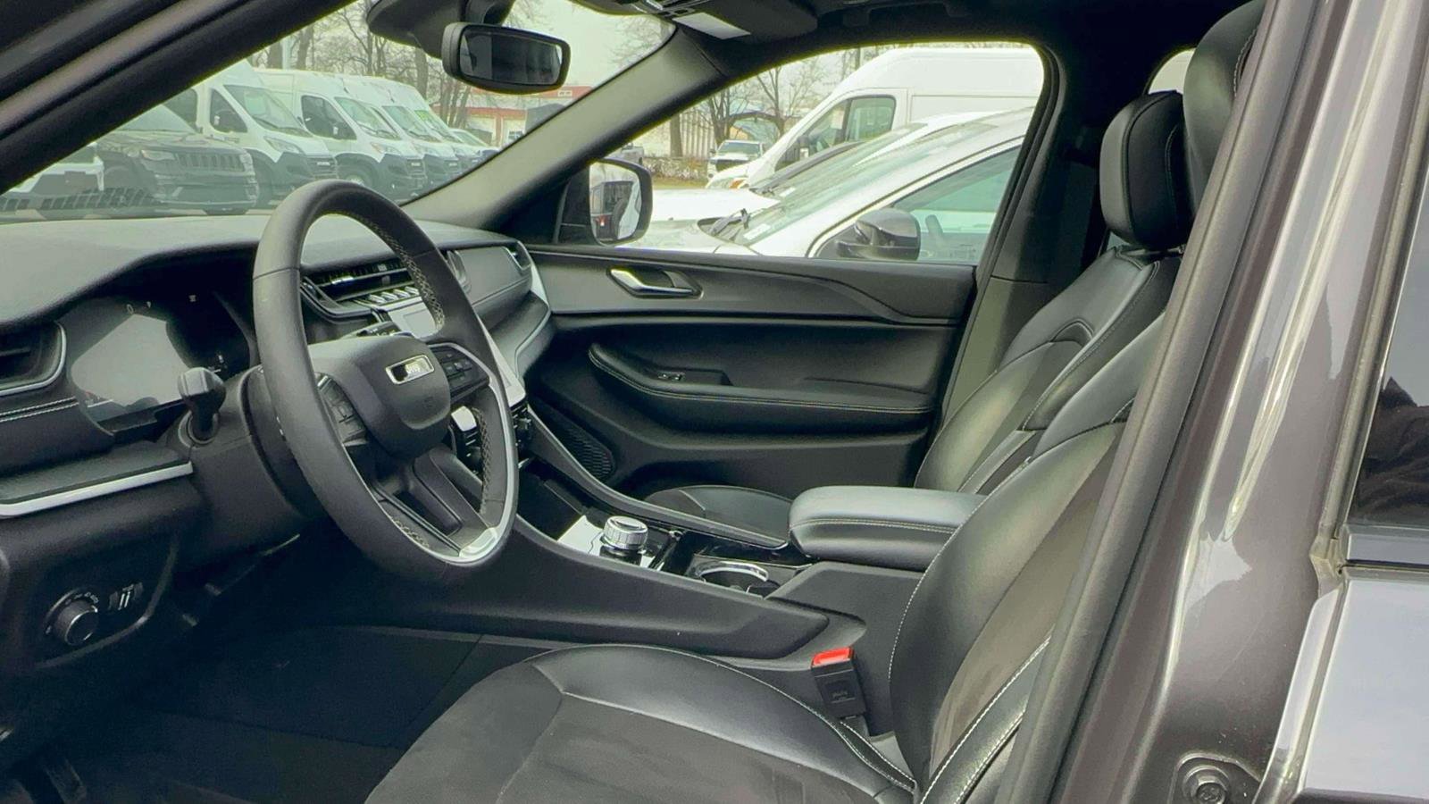 Used 2023 Jeep Grand Cherokee L Laredo image 14