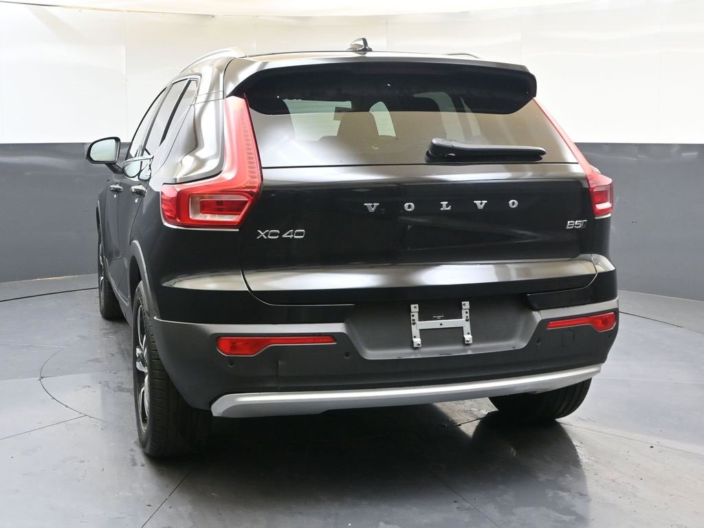 Certified 2025 Volvo XC40 B5 Core image 4