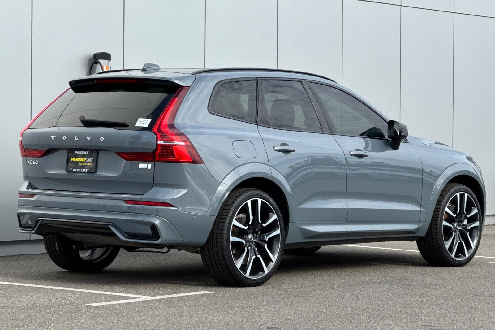 Used 2023 Volvo XC60 T8 Ultimate w/ Protection Package Premier image 5