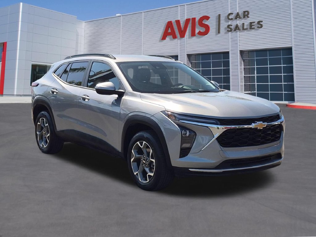 Used 2025 Chevrolet Trax LT w/ LT Convenience Package FWD image 3