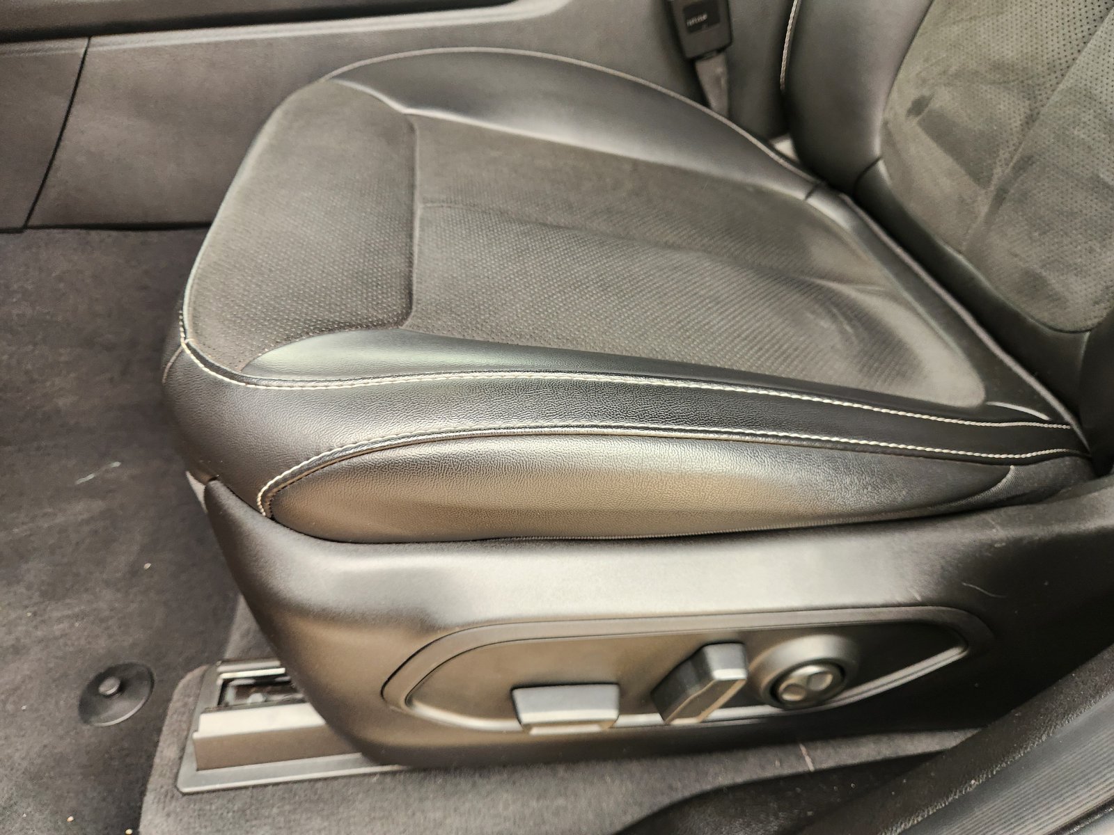 Used 2025 Jeep Grand Cherokee L Altitude RWD image 24