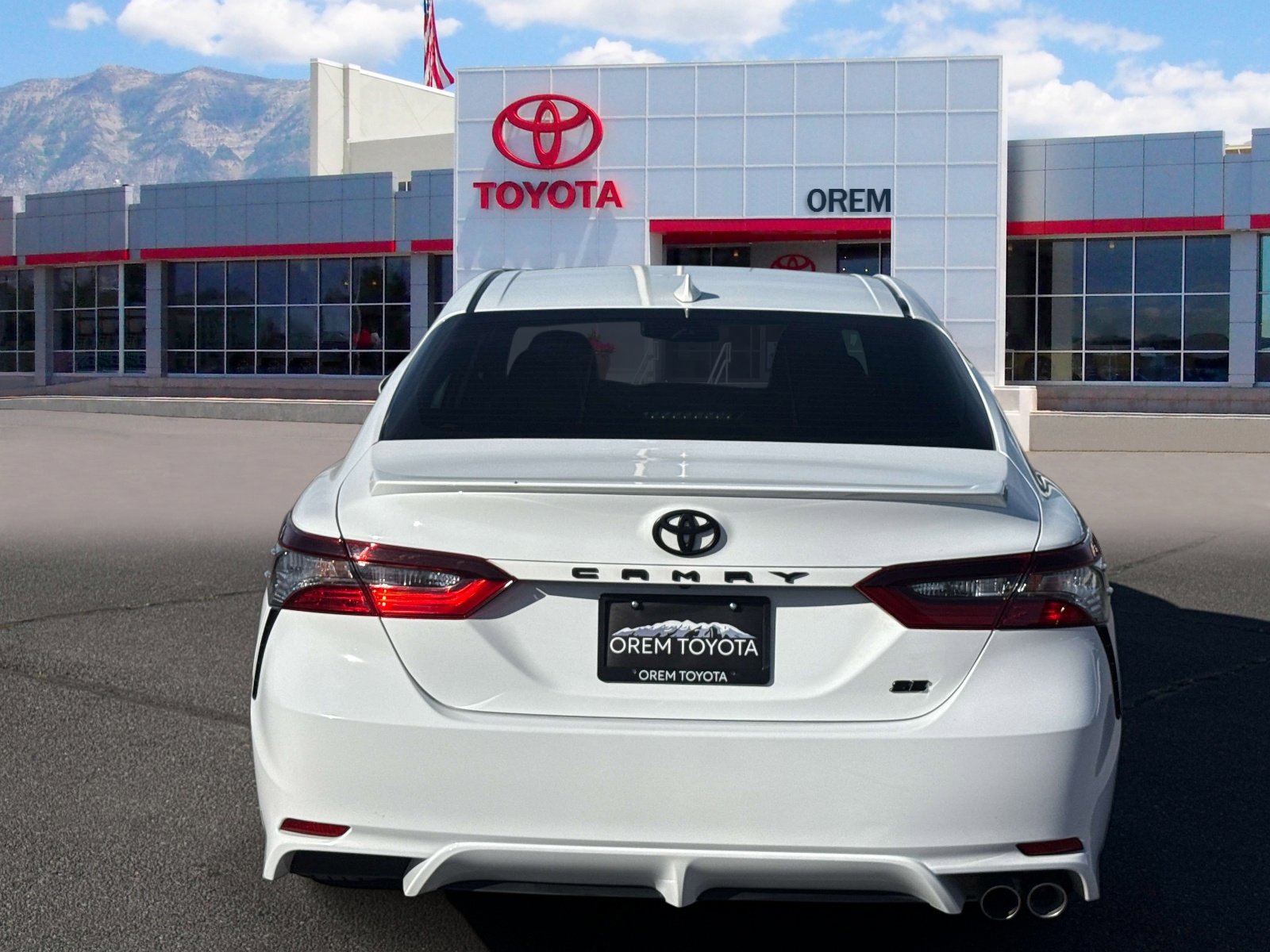 Used 2024 Toyota Camry SE image 4