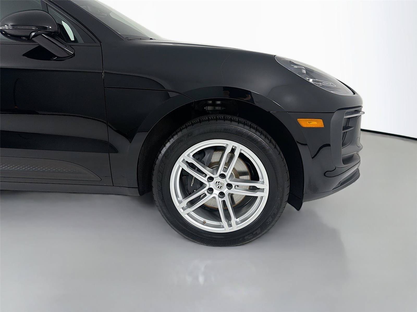Certified 2023 Porsche Macan AWD/4WD image 28