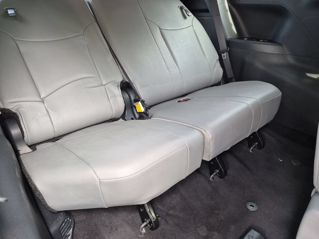 Used 2026 Toyota Sienna XLE FWD image 25
