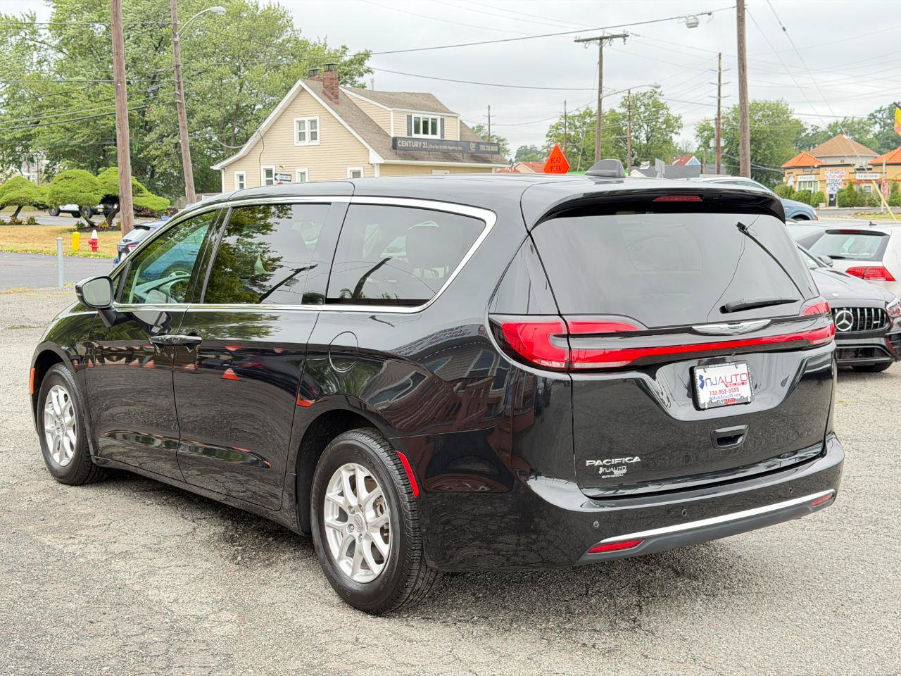 Used 2023 Chrysler Pacifica Touring-L FWD image 6