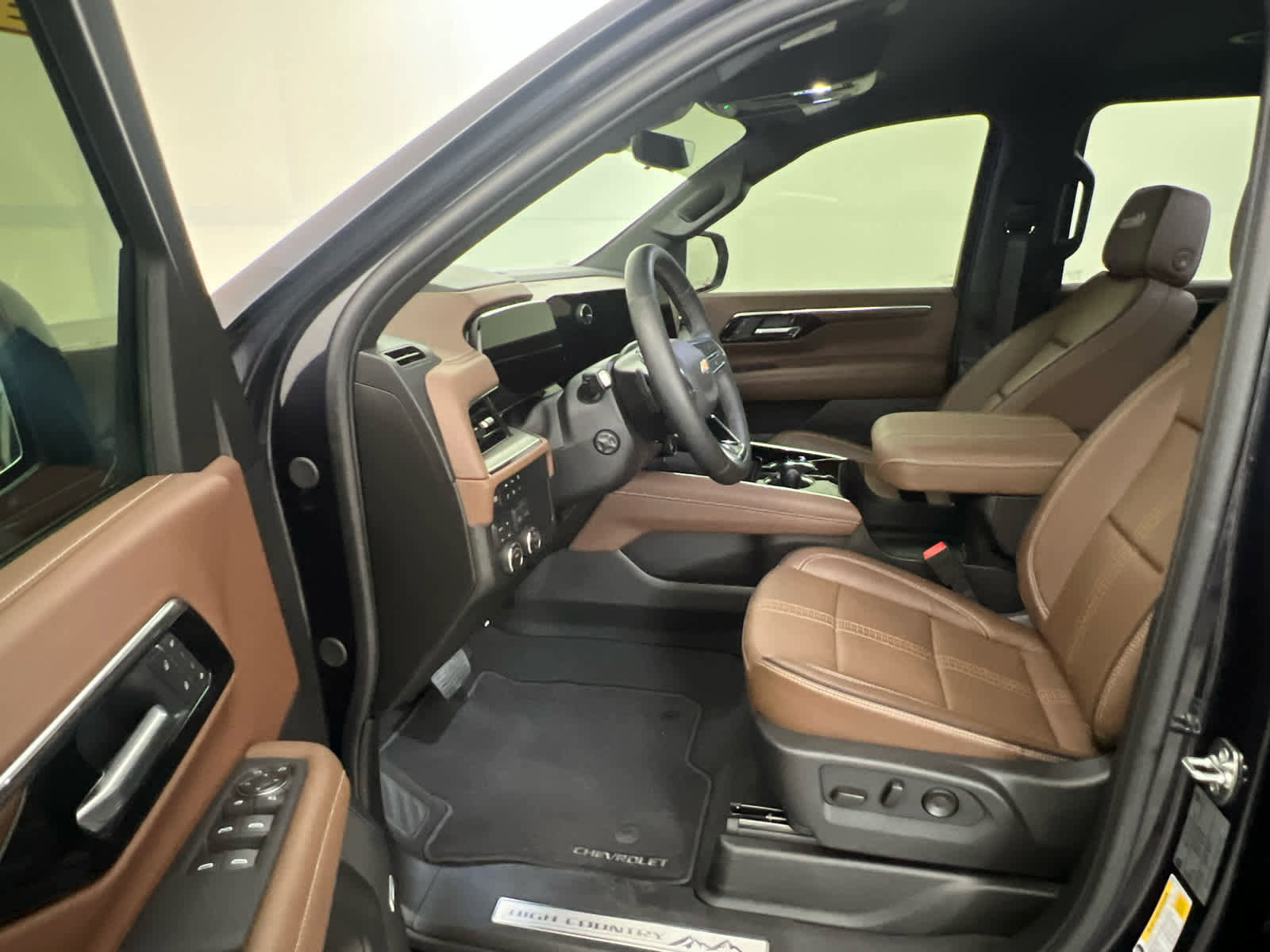 Used 2025 Chevrolet Suburban High Country AWD/4WD image 4