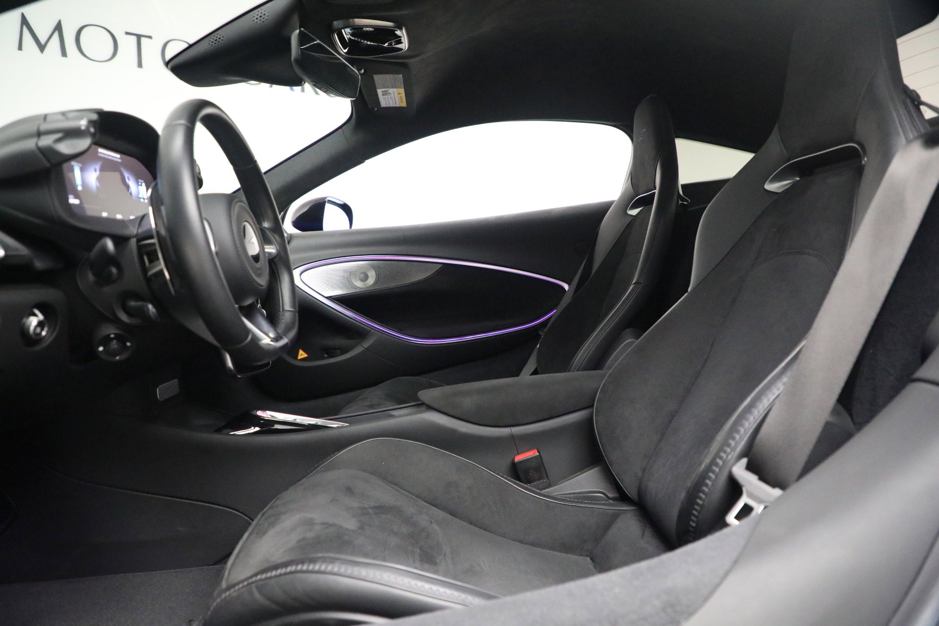 Used 2023 McLaren Artura image 14