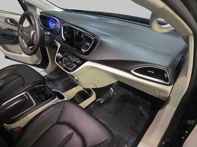 Used 2024 Chrysler Pacifica Touring-L image 11