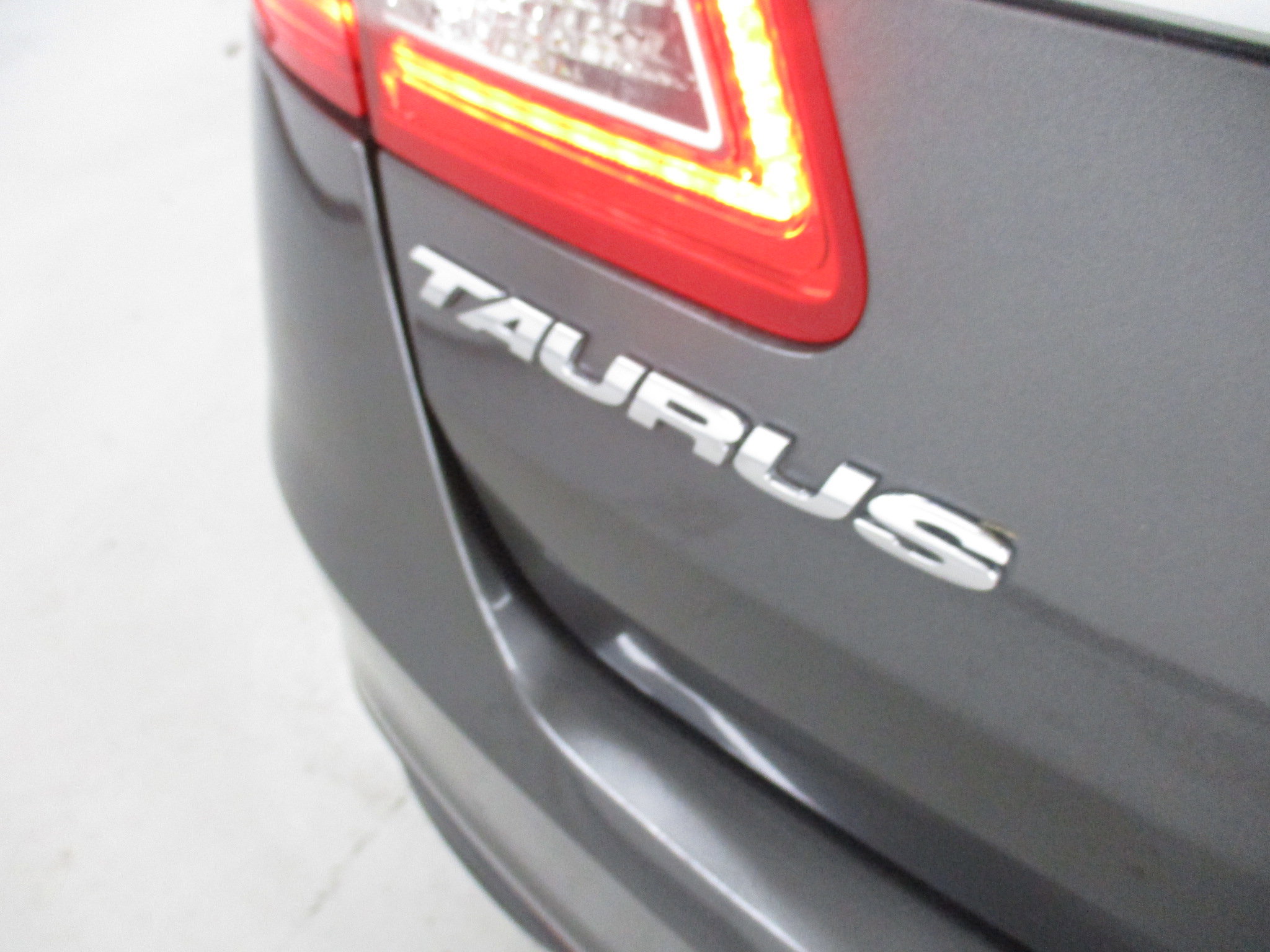 Used 2017 Ford Taurus SE FWD image 10