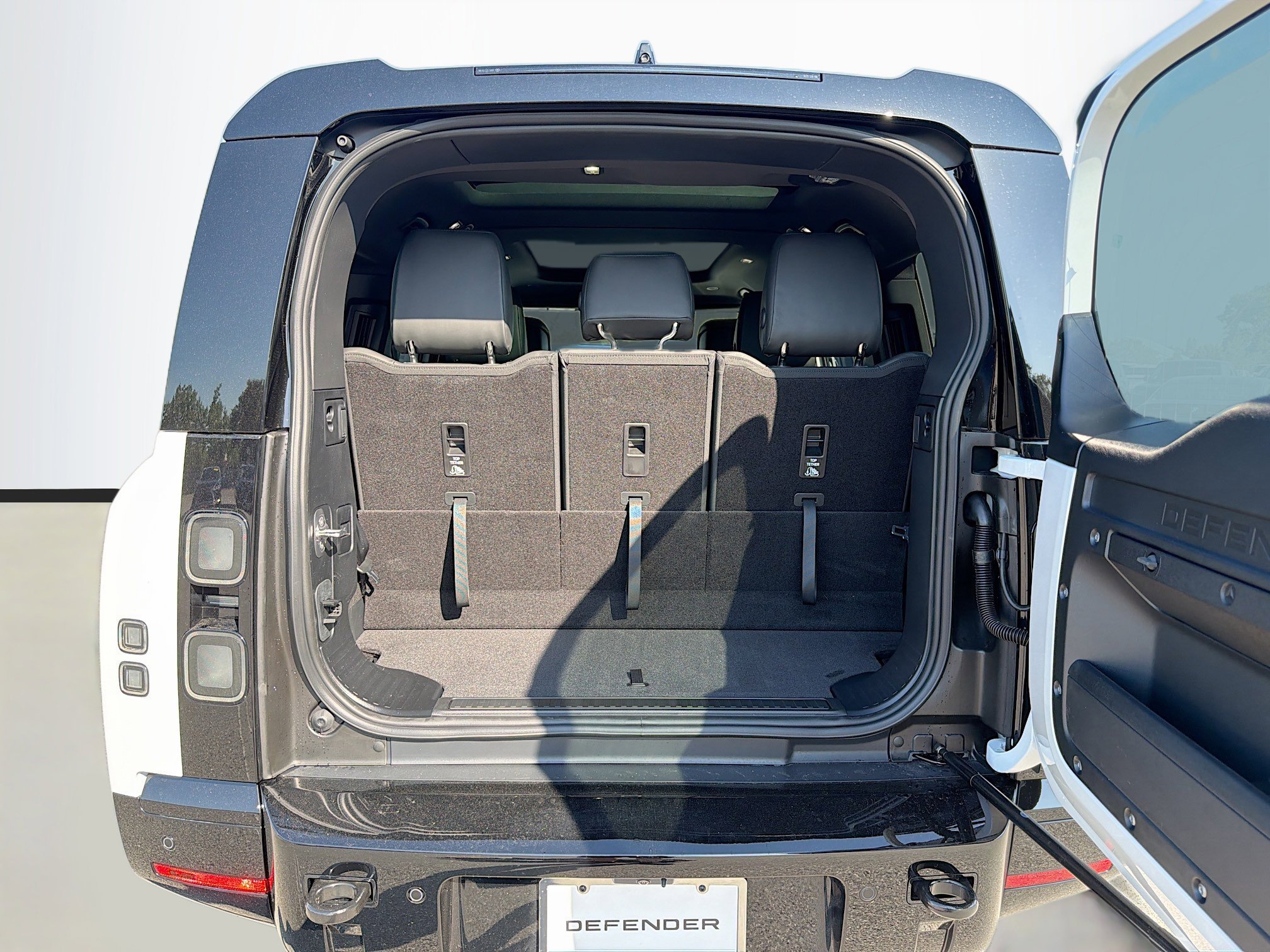 New 2026 Land Rover Defender 130 X-Dynamic SE image 12