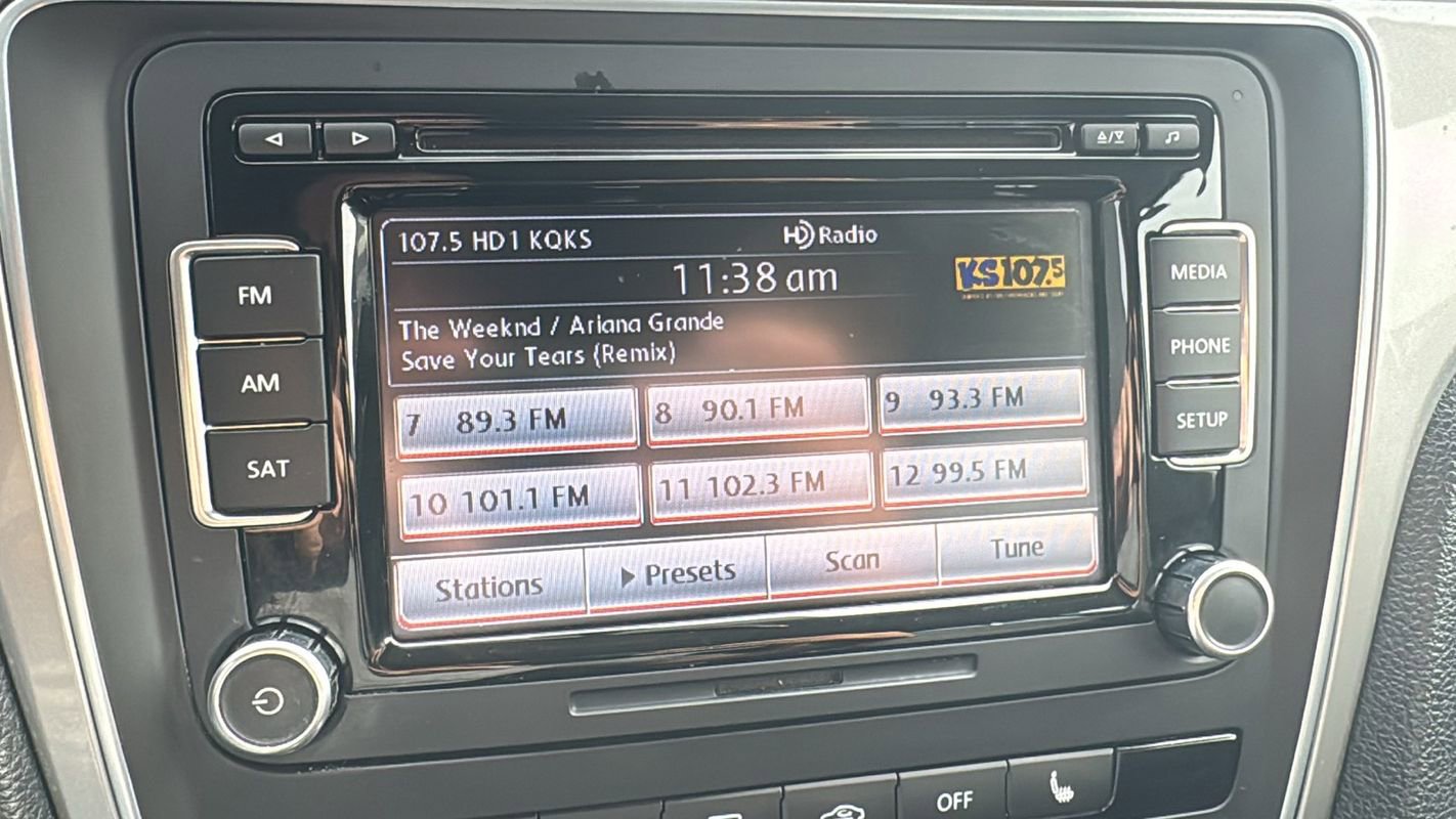 Used 2015 Volkswagen Passat 1.8T Limited Edition image 16