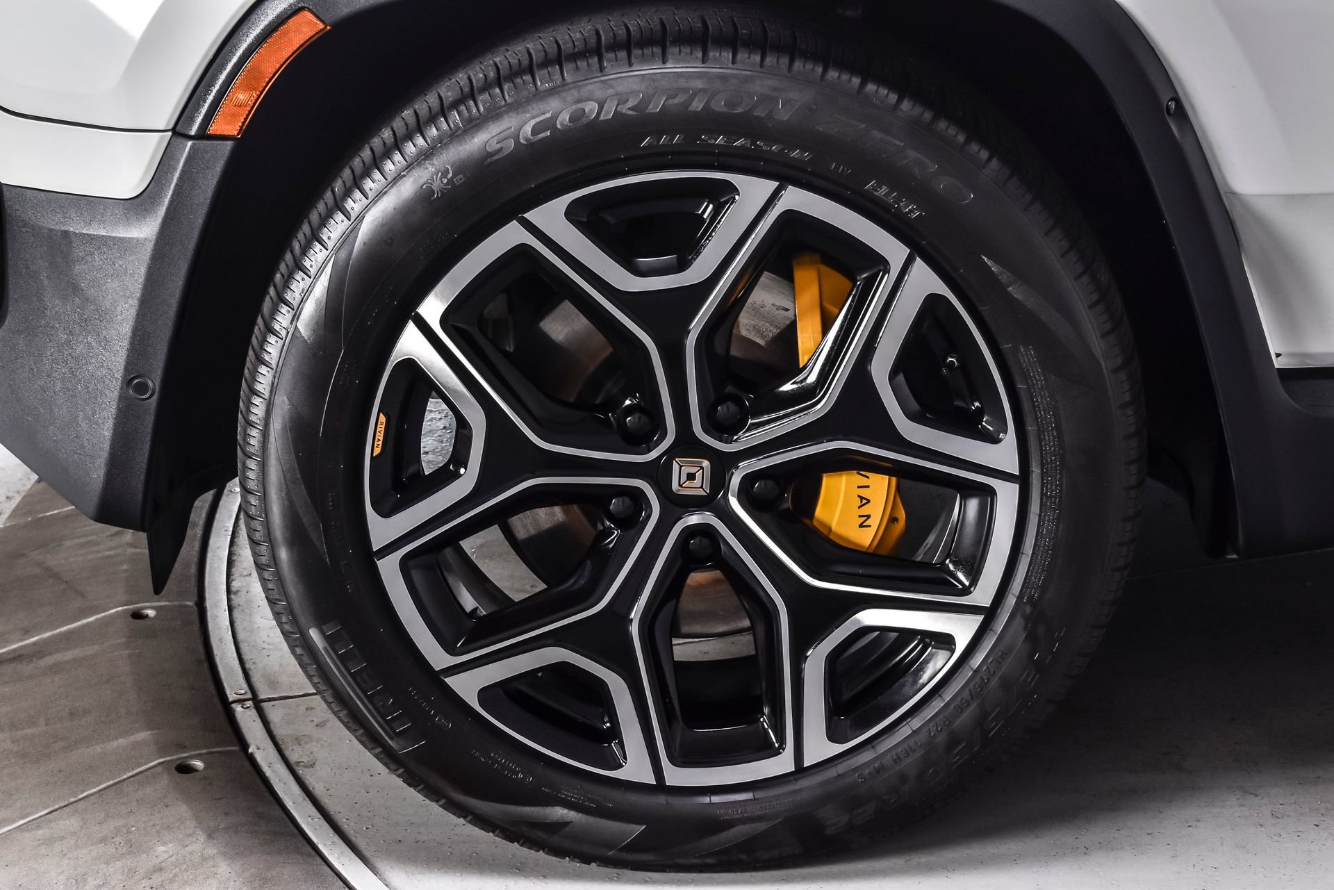 Used 2024 Rivian R1S Adventure AWD/4WD image 9