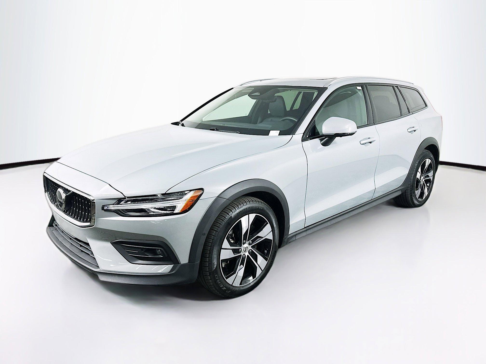 Used 2025 Volvo V60 B5 Cross Country Plus image 3