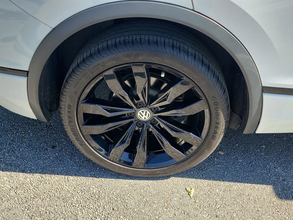 Used 2020 Volkswagen Tiguan SE R-Line w/ 3rd Row Seat Package image 11