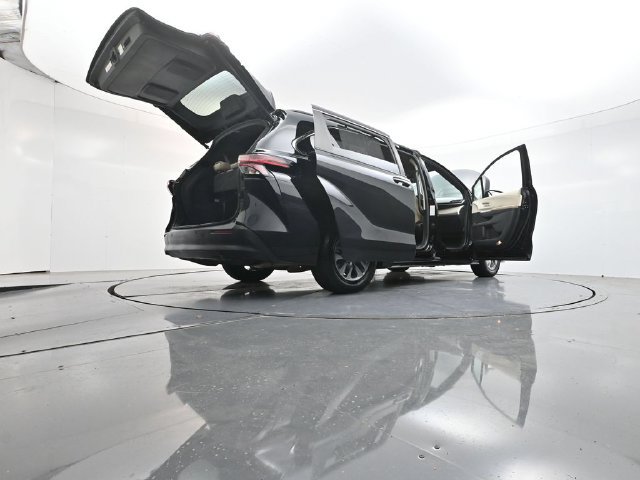 Used 2021 Toyota Sienna XLE FWD image 57