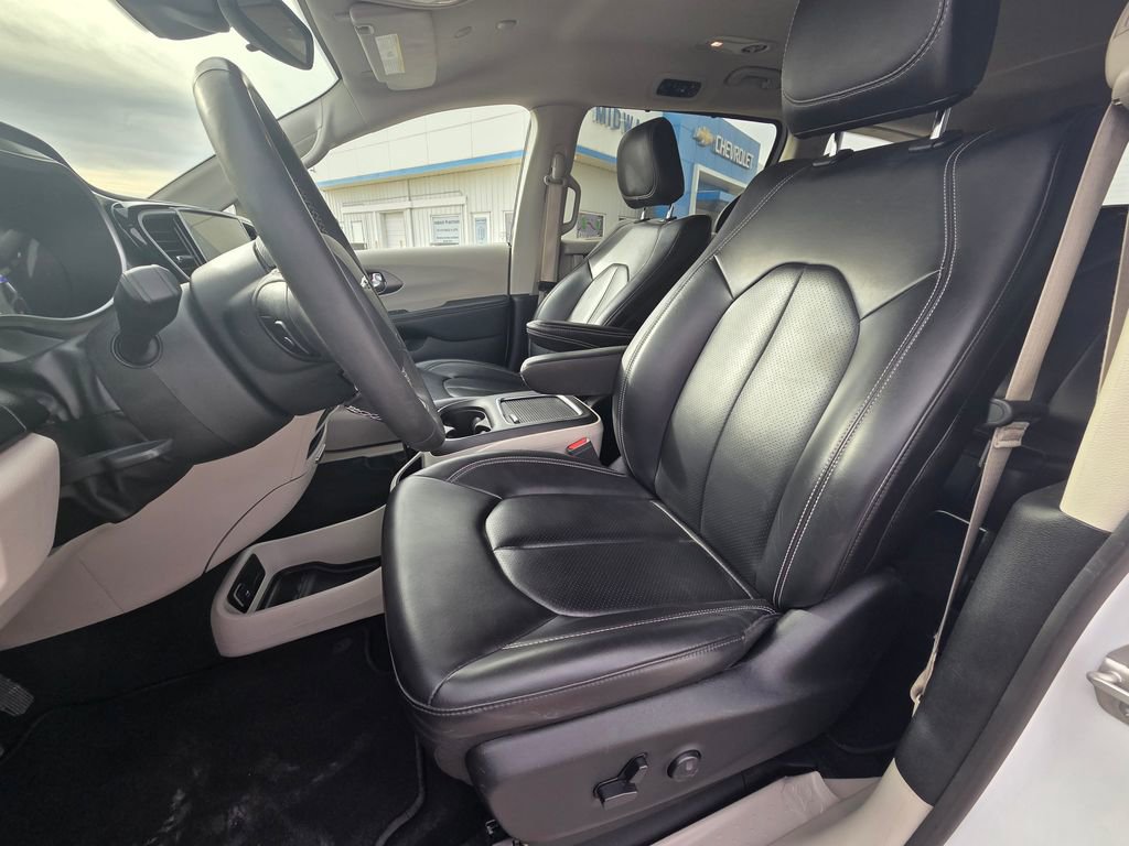 Used 2023 Chrysler Pacifica Touring-L image 10